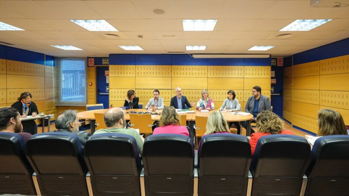 El consejero de Educación, Formación Profesional y Universidades, Sergio Silva, preside la Mesa de Familias
