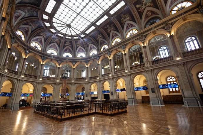Varios paneles del Ibex 35, en el Palacio de la Bolsa, en Madrid (España). 
