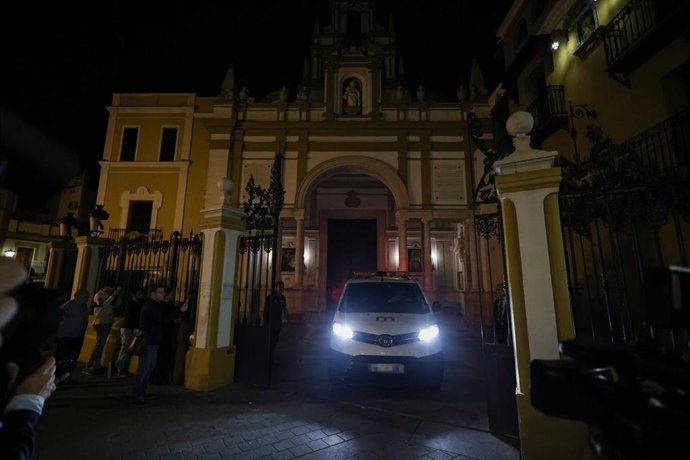 Archivo - El coche de la funeraria a la salida de la basílica tras la exhumación de Queipo de Llano