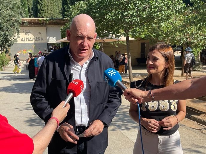 Archivo - El parlamentario andaluz del PSOE Gerardo Sánchez atiende a los medios, en foto de archivo.