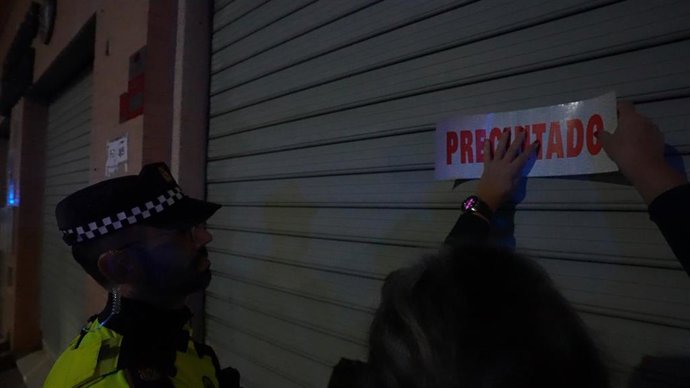 Un agente de la Policía precinta uno de los locales de ocio nocturno durante la Noche de Halloween.