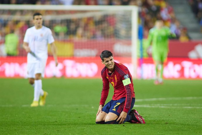 Archivo - Alvaro Morata of Spain laments during the UEFA EURO 2024 qualifying round group A match between Spain and Norway at La Rosaleda Stadium on March 25, 2023 in Malaga, Spain.