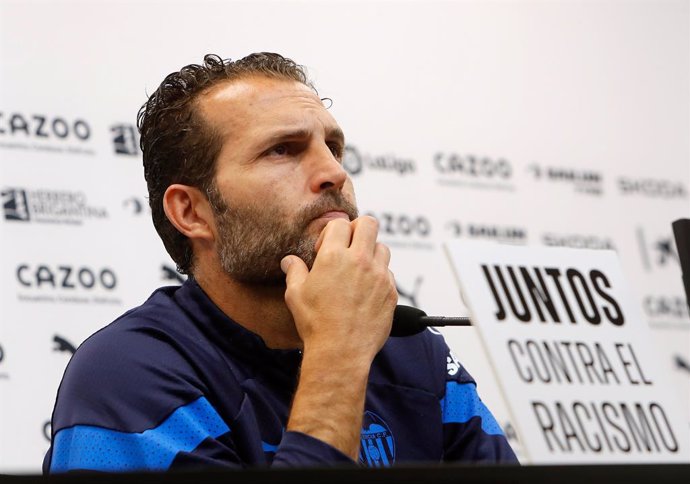 Archivo - Ruben Baraja, head coach of Valencia CF, attends his press conference at Ciutat Esportiva de Paterna on May 24, 2023 in Paterna, Valencia, Spain.