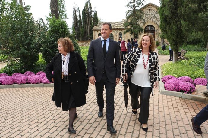 El alcalde de Toledo, Carlos Velázquez, en el cementerio.