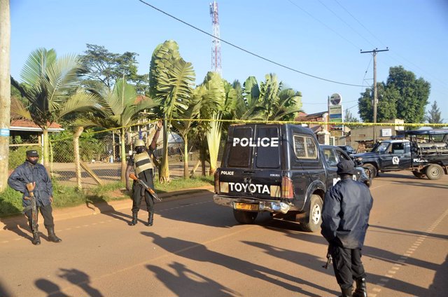 Archivo - Policías de Uganda tras una explosión en la capital, Kampala