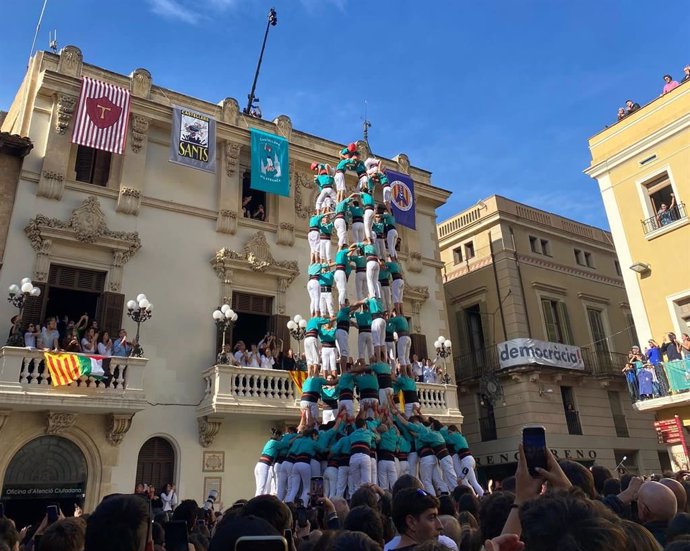 Los Castellers de Vilafranca cargan el primer 'castell' 9 de 9 con 'folre'