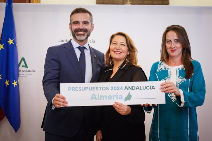 Ramón Fernández-Pacheco, Carmen Crespo y Aránzazu Martín posan tras presentar los presupuestos de Andalucía para 2024, en la sede de la Delegación del Gobierno de la Junta en Almería.