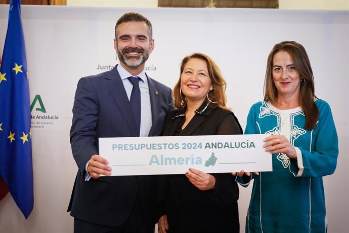 La consejera de Agricultura, Pesca, Agua y Desarrollo Rural, Carmen Crespo (c), el consejero de Sostenibilidad, Medio Ambiente y Economía Azul, Ramón Fernández-Pacheco (i), y la delegada del Gobierno de la Junta de Andalucía en Almería, Aránzazu Martín 