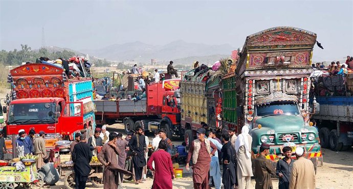Caravana de migrantes afganos de vuelta a Afganistán tras ser expulsados por el Gobierno de Pakistán.