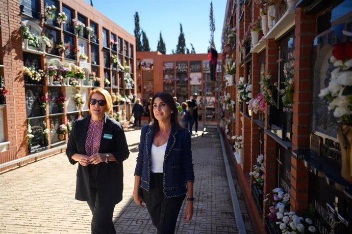 Los cementerios municipales reciben a miles de almerienses que acuden a venerar a sus difuntos el Día de Todos los Santos
