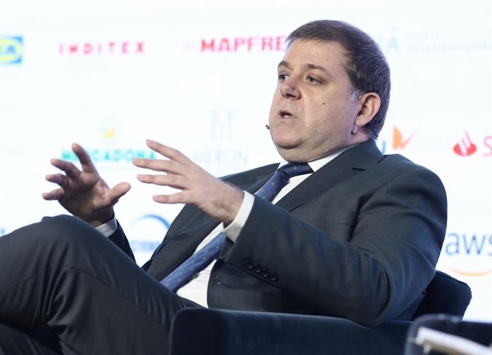 Archivo - El presidente de Correos, Juan Manuel Serrano, durante la Mesa Redonda en 2022