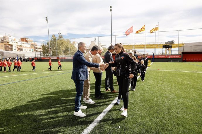 L'alcalde de Barcelona, Jaume Collboni, assisteix a la presentació de la temporada del FC Martinenc al Guinardó de Barcelona