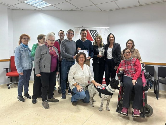 El alcalde entrega los diplomas de Declaración de Utilidad Pública para la Asociación de Esclerosis Múltiple y los vecinos de La Unión.