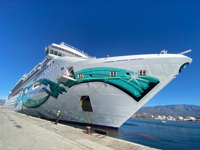 El crucero 'Norwegian Jade', de la compañía Norwegian Cruise Line, atracado en el Puerto de Motril.