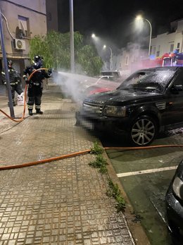Uno de los vehículos objeto del fuego en Melilla.