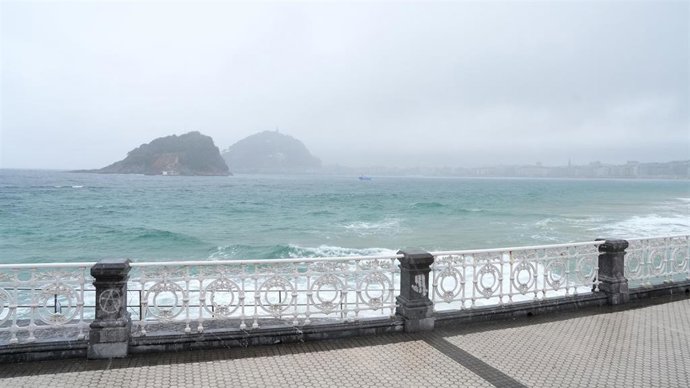 Lluvia en la playa de Ondarreta en San Sebastián.