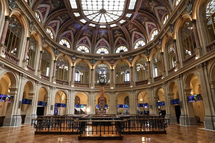 Archivo - Vista general del Palacio de la Bolsa, a 20 de septiembre de 2023, en Madrid (España). El Ibex 35 ha iniciado la sesión de hoy con una subida del 0,20%, lo que ha llevado al selectivo hasta los 9.538,68 puntos, a la espera de los resultados de