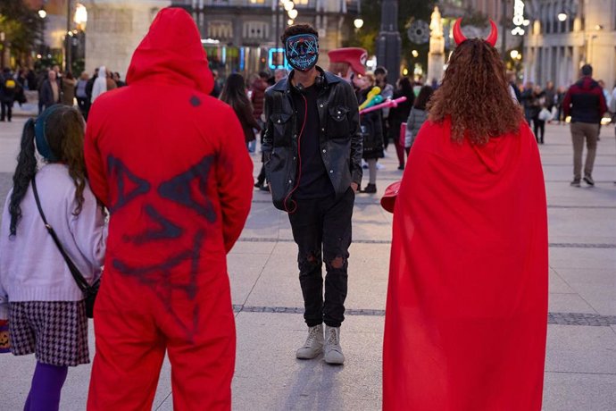 Varias personas disfrazadas pasean por el centro de Madrid, a 31 de octubre de 2023, en Madrid (España). 