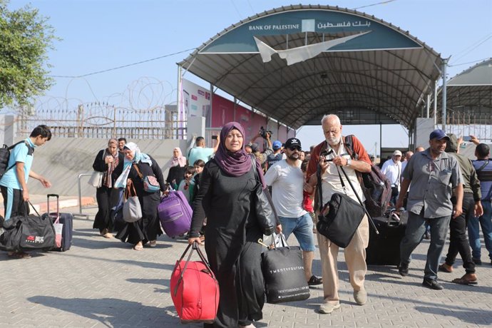 Diverses persones es preparen per sortir de la Franja de Gaza cap a Egipte a través de l'encreuament de Rafah, en el sud de la Franja, a 1 de novembre de 2023