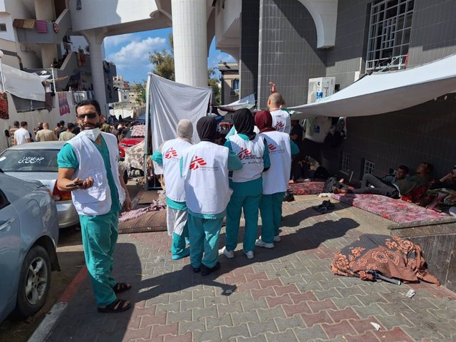 Trabajadores de Médicos Sin Fronteras (MSF) en las afueras del hospital Al Shifa, en la Franja de Gaza