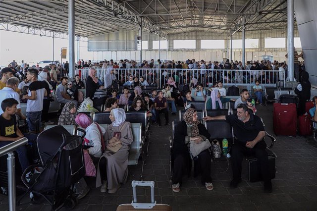 Civiles esperando a poder abandonar la Franja de Gaza rumbo a Egipto a través del paso de Rafá