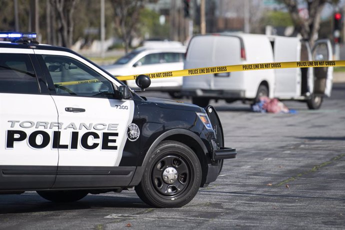 Archivo - January 22, 2023, Torrance, California, United States: A police vehicle and yellow tape is seen at the scene where the Monterey Park mass shooting suspect, Huu Can Trann (72), has been found dead inside of a white van with a self inflicted gun s
