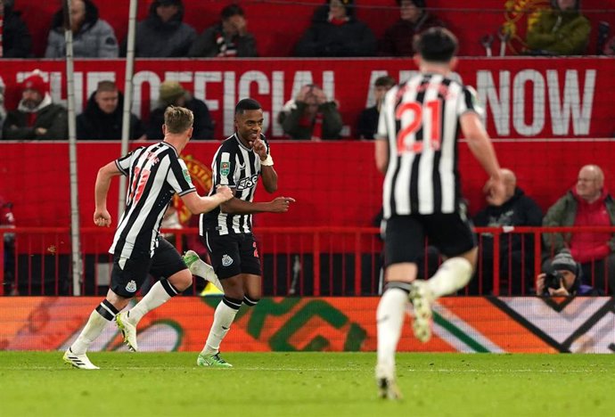 Newcastle United's Joe Willock (C)celebrates scoring their side's third goal during the English Carabao Cup fourth round soccer match between Manchester United and Newcastle United at Old Trafford