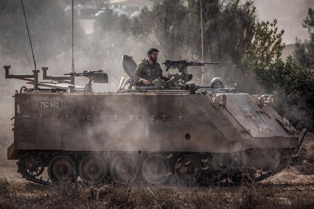 Un blindado del Ejército de Israel en la frontera con la Franja de Gaza