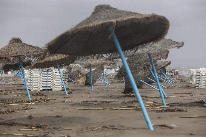 Archivo - Playa de la Malvarrosa afectada por fuertes rachas de viento en imagen de archivo