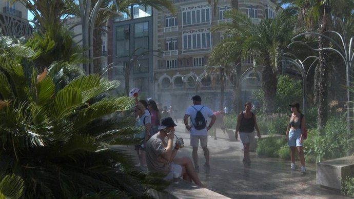 Archivo - Vecinos y turistas en Valncia