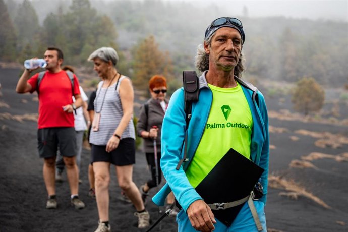 Archivo - Turistas caminan por un sendero afectado por la lava del volcán de Tajogaite, en la Sierra de Cumbre Vieja, La Palma, Canarias (España). 