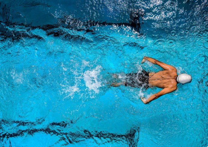 Nadador en una piscina.