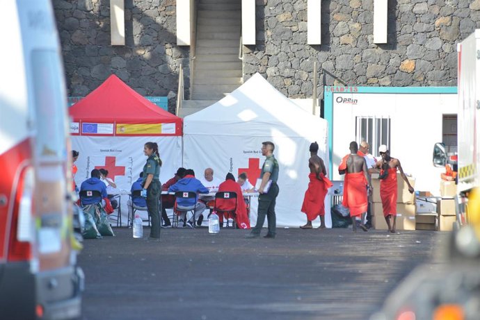 Sanitarios y agentes de la Guardia Civil asisten a los migrantes que han llegado esta mañana en una patera a la isla de El Hierro, a 17 de octubre de 2023, en El Hierro, Islas Canarias (España). En la mañana de hoy, alrededor de las 11:00 horas, ha lleg