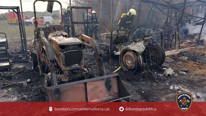 Maquinaria quemada en el incendio de un almacén agrícola en Monturi.