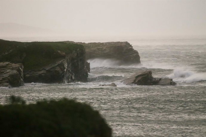 Oleaje durante la entrada de la borrasca Ciarán, a 1 de noviembre, en Rinlo, A Mariña, Lugo, Galicia (España). Galicia entra en el mes de noviembre de la mano de una nueva borrasca, Ciarán, que deja rachas de viento de hasta 100 km/h y un intenso tempor
