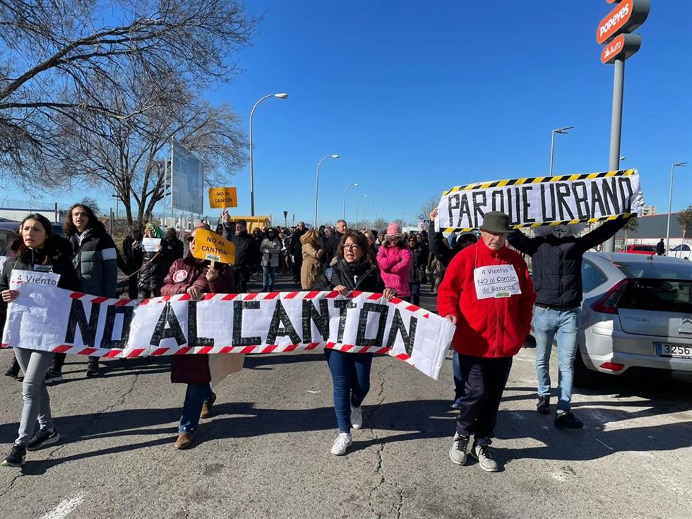 Archivo - Protesta por uno de los cantones en la calle Sinfonía de Madrid
