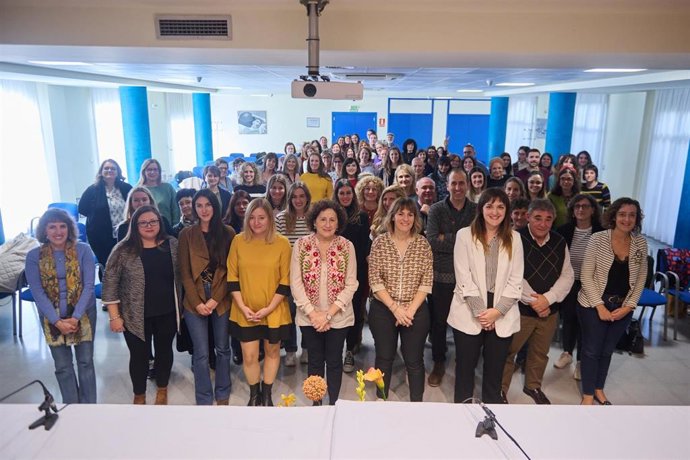 La consejera Maeztu junto con representantes y personal de los servicios sociales que han participado en el proyecto