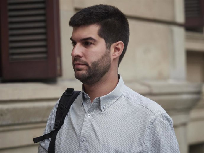 Archivo - El parlamentario de Contigo-Zurekin Carlos Guzmán, llegando al Parlamento de Navarra.