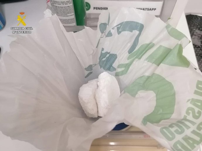 Dos detenidos por tirar una bolsa con droga y dinero por la ventanilla al huir de control policial