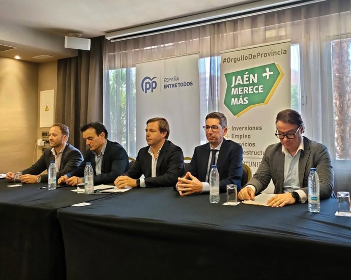 Archivo - Camacho y Vallejo (d), junto a responsables del PP jiennense y andaluz en la firma del 'Acuerdo por Jaén'.