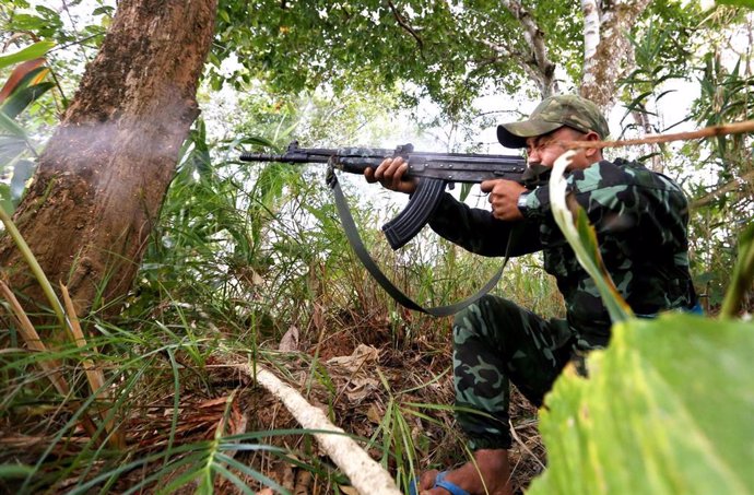 Archivo - Un rebelde de la resistencia birmana durante un ataque contra militares de la junta. 