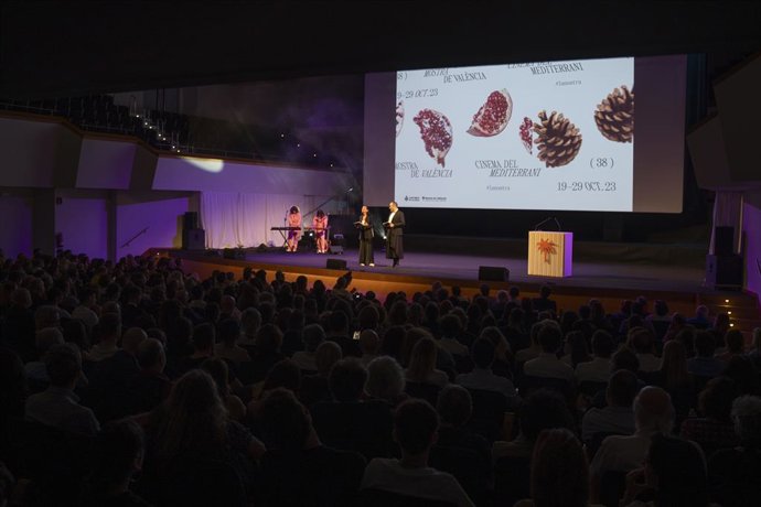 Plano general de la gala inaugural de la 38 Mostra de Valncia-Cinema del Mediterrani, en el Palau de la Música de Valncia