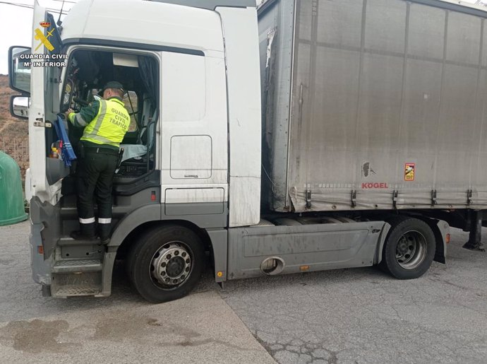 Detenido por conducir un camión de 40 toneladas con una tarjeta insertada en el tacógrafo de otra persona