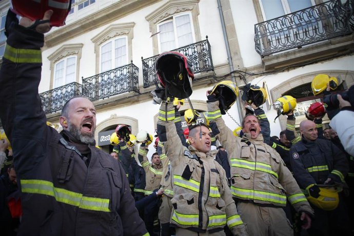 Decenas de bomberos de los parques comarcales de Galicia durante la protesta por una mejora de las condiciones laborales, frente a la Diputación de Lugo, a 31 de octubre de 2023, en Lugo, Galicia (España). El comité de huelga que representa al colectivo