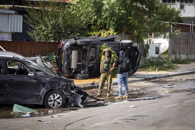 Un policía de Israel inspecciona la zona de la comisaría asaltada por Hamás en Sderot en el marco de sus ataques del 7 de octubre