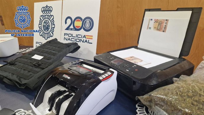 "La Policía Nacional Desarticula Un Grupo Organizado Que Falsificaba Tarjetas De Identidad De Extranjeros Aprovechando Su Parecido Físico" (Hay Imágenes)