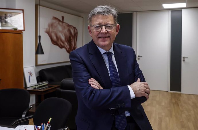 El secretario general del PSPV-PSOE, Ximo Puig, posa tras una entrevista para Europa Press, en la sede del PSOE, a 26 de octubre de 20223, en Valencia, Comunidad Valenciana (España). Joaquín Francisco Puig Ferrer, más conocido como Ximo Puig, es el actu