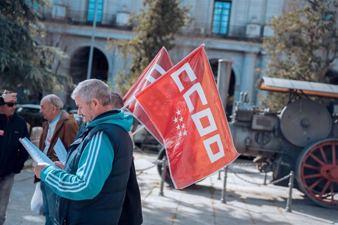 Archivo - Un hombre protesta durante una concentración, a 14 de marzo de 2023, en Madrid (España).