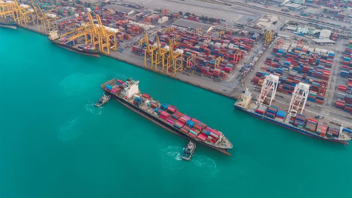 Archivo - Un buque en un puerto