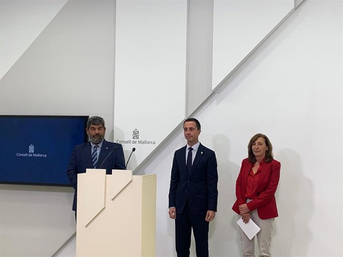 El presidente del Consell de Mallorca, Lloren Galmés, el vicepresidente segundo y conseller de Medio Ambiente, Medio Rural y Deportes, Pedro Bestard, y la directora insular de Residuos, Margalida Roig